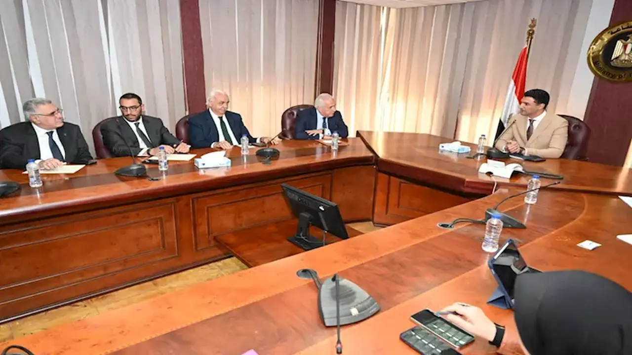 وزير الصناعة يبحث مع غرفة التجارة الأمريكية سبل تعزيز التعاون الاقتصادي المشترك